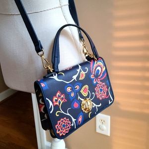 Cross body with detachable strap